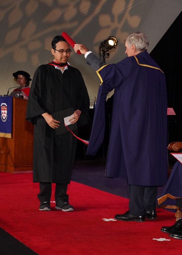 Sariel Coronado holding his award for best undergraduate thesis in Mechanical Engineering at McGill University, after completing a project on LPBF additive manufacturing with ModuleWorks.