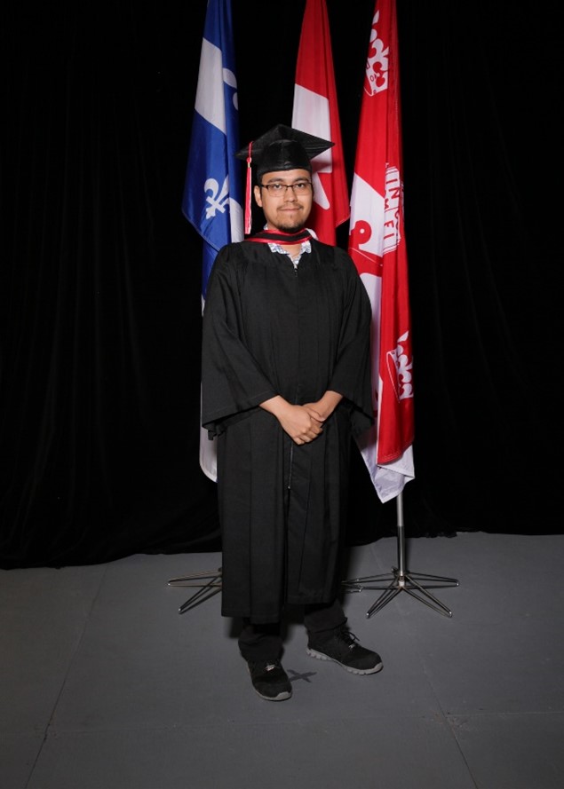 Graduate Sariel Coronado with his award for top Mechanical Engineering thesis at McGill University, showcasing his collaboration with ModuleWorks on LPBF additive manufacturing and his current career in flight simulator software integration.