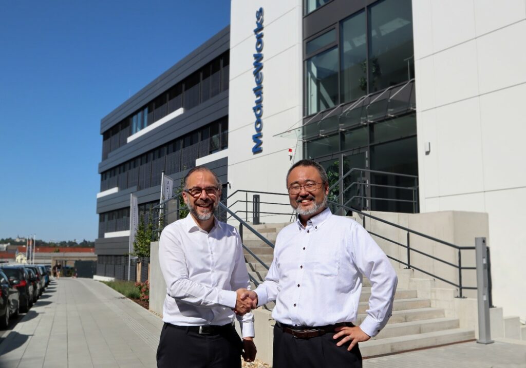 Yavuz Murtezaoglu, Founder and Managing Director of ModuleWorks (left) and Yoshihiro Oniuda, Senior Manager of the DX Promotion Project Group at Mitsubishi Electric (right) agreeing on the partnership at the ModuleWorks head office in Aachen, Germany.